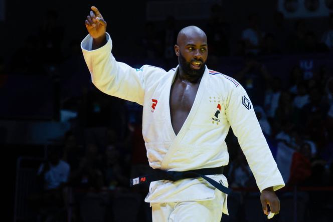 Teddy Riner célèbre sa victoire en finale contre le Russe Inal Tasoev, aux championnats du monde de judo de Doha, au Qatar, le 13 mai 2023.