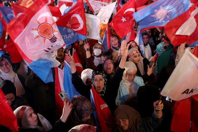 Los partidarios de Recep Tayyip Erdogan y el partido AKP asistieron a los resultados de las elecciones, au siège du movement, en Ankara, el 14 de mayo de 2023.