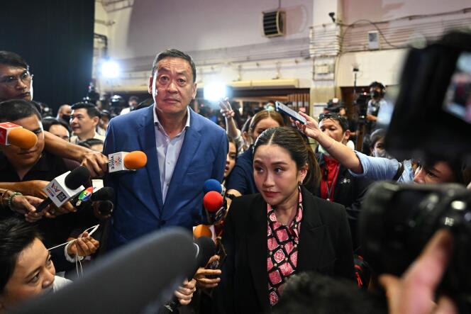 Les candidats au poste de premier ministre du Parti Pheu Thai, Paethongtarn Shinawatra (à droite) et Srettha Thavisin (à gauche) arrivent au siège du parti, à Bangkok, le 14 mai 2023, après la fermeture des bureaux de vote lors des élections générales en Thaïlande. 