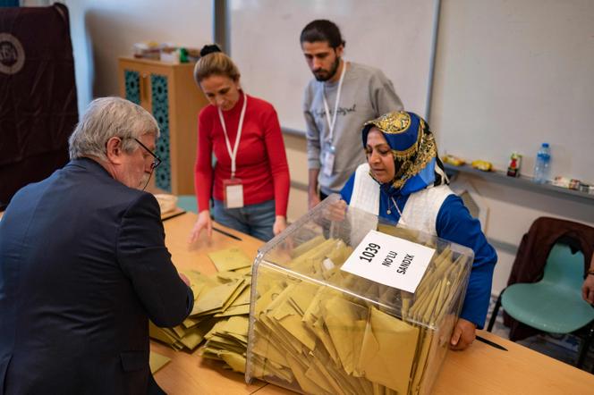 Un dépouillement en cours dans un bureau de vote d’Instanbul, en Turquie, le 14 mai 2023.
