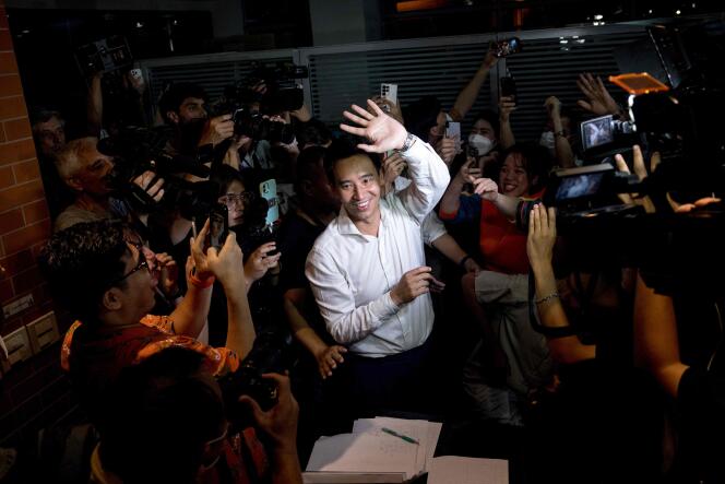 Le chef du parti de Move Forward et candidat au poste de premier ministre, Pita Limjaroenrat, quitte le siège du parti alors que les votes continuent d’être comptés, lors des élections générales thaïlandaises à Bangkok, le 14 mai 2023.