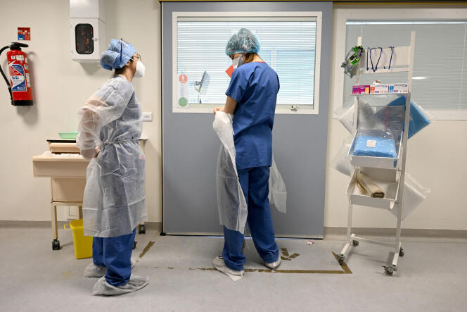 Des infirmières se protègent avant de rendre visite à un patient infecté par le Covid-19 au service de soins intensifs de l’hôpital de la Timone, à Marseille, le 5 janvier 2022. 