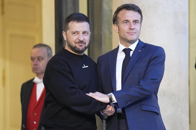 Emmanuel Macron recibe a Volodymyr Zelensky, en las escaleras del Palacio del Elíseo, en París, el 14 de mayo de 2023.