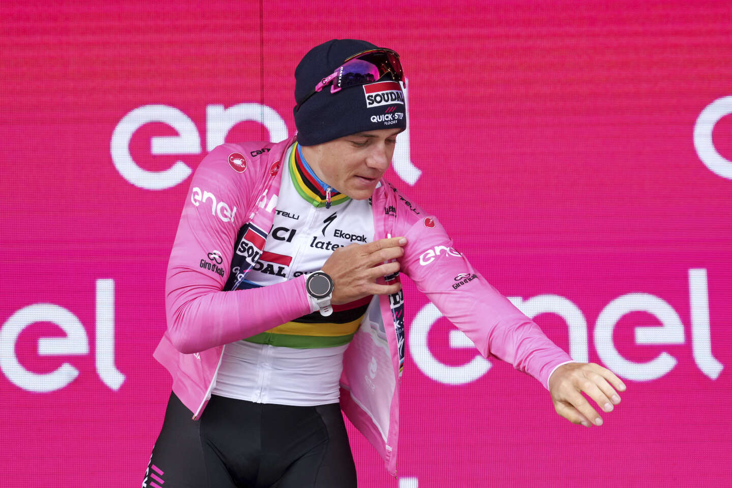 Giro-leider Remco Evenpoel moet noodgedwongen stoppen nadat hij positief testte op Covid-19