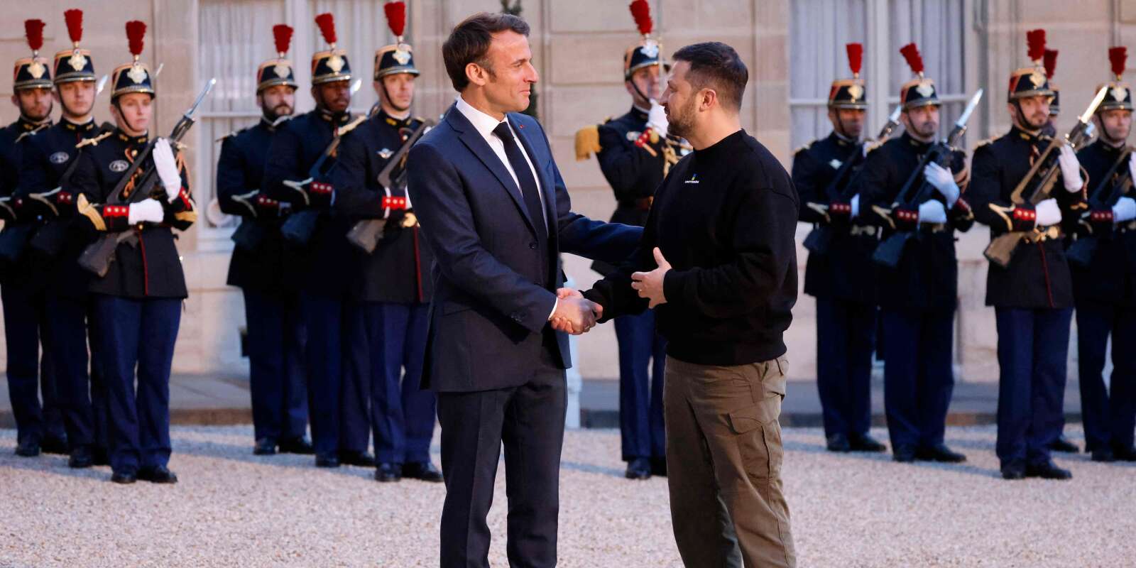 Le président ukrainien, Volodymyr Zelensky, est accueilli par le président français, Emmanuel Macron, à son arrivée au palais présidentiel de l’Elysée, à Paris, le 14 mai 2023.