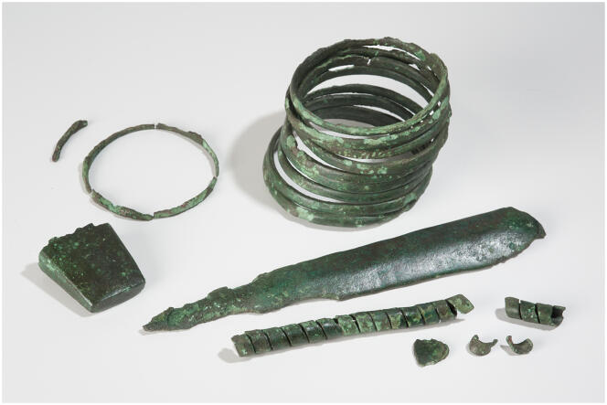 Oggetti del tesoro di Neunkirchen, scoperto nel nord della Germania e risalente al 3800 a.C.  dC, in rame proveniente dalla regione serba di Majdanbek.