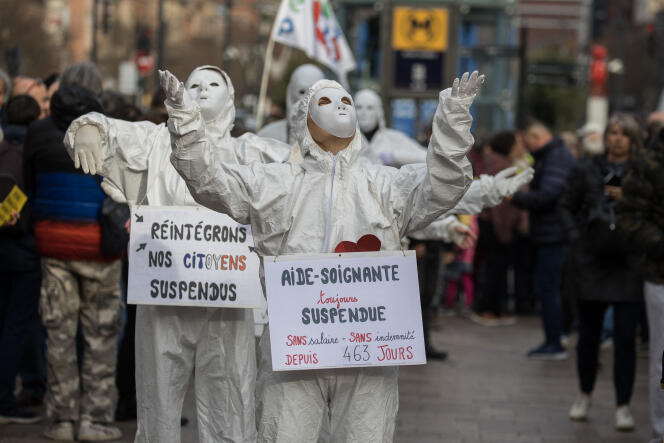Des soignants suspendus manifestent pour demander leur réintégration, dans le centre-ville de Toulouse, le 7 janvier 2023. 
