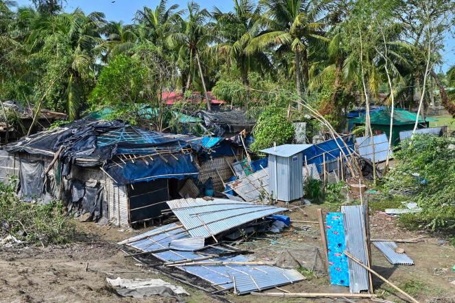 Une maison détruite par le cyclone Mocha est visible sur l’île de Shahpori, à la périphérie de Teknaf, le 15 mai 2023. Le cyclone Mocha a traversé la Birmanie et le sud-est du Bangladesh le 14 mai, épargnant de vastes camps de réfugiés, mais provoquant une onde de tempête dans des pans entiers de l’ouest de la Birmanie où les communications étaient largement coupées.