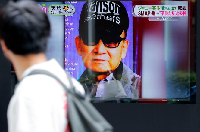 Une image de Johnny Kitagawa, fondateur de l’agence japonaise de boys bands, Johnny & Associates, dite Johnny’s, à l’annonce de sa mort, à Tokyo, le 10 juillet 2019.