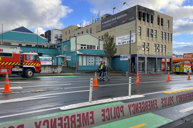 I vigili del fuoco mettono in sicurezza l'area dell'incendio del Loafers Lodge Hostel a Wellington, Nuova Zelanda, 16 maggio 2023.