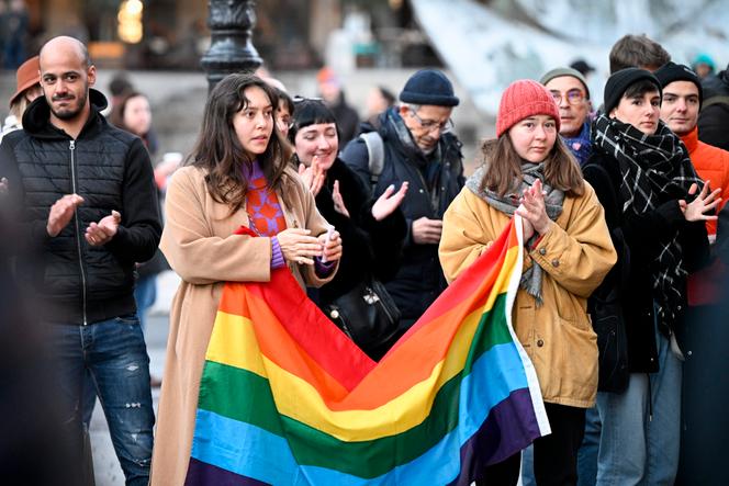 Hommage à Lucas, un collégien de 13 ans qui s’est donné la mort le 7 janvier après avoir été la cible d’injures homophobes, place de la Comédie, à Lyon, le 15 janvier 2023. 