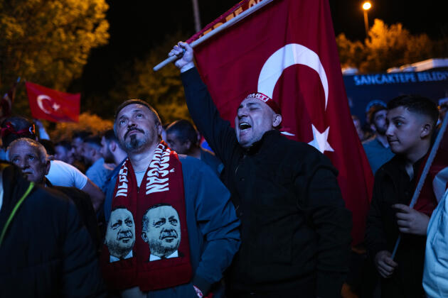Des partisans du président turc sortant Recep Tayyip Erdogan devant le siège de l’AKP, à Istanbul (Turquie), le 14 mai 2023.