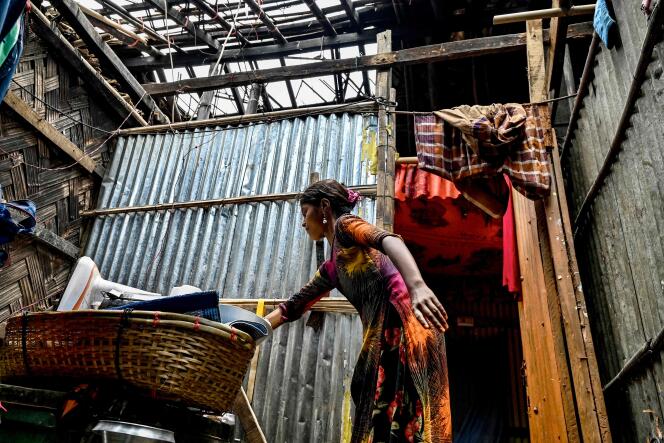 Une réfugiée rohingya ramasse ses affaires laissées dans une maison du camp de réfugiés de Nayapara, au lendemain de l’arrivée du cyclone Mocha, à Teknaf, le 15 mai 2023.