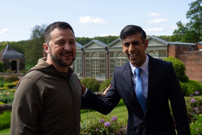 Rishi Sunak y el presidente ucraniano Volodymyr Zelensky en los jardines de Checkers, el complejo turístico del primer ministro británico, en Aylesbury, Inglaterra, el 15 de mayo de 2023. 