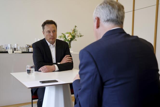 Elon Musk rencontre le ministre de l’économie français, Bruno Le Maire, lors de la 6ᵉ édition du sommet Choose France, à Versailles, lundi 15 mai 2023. 