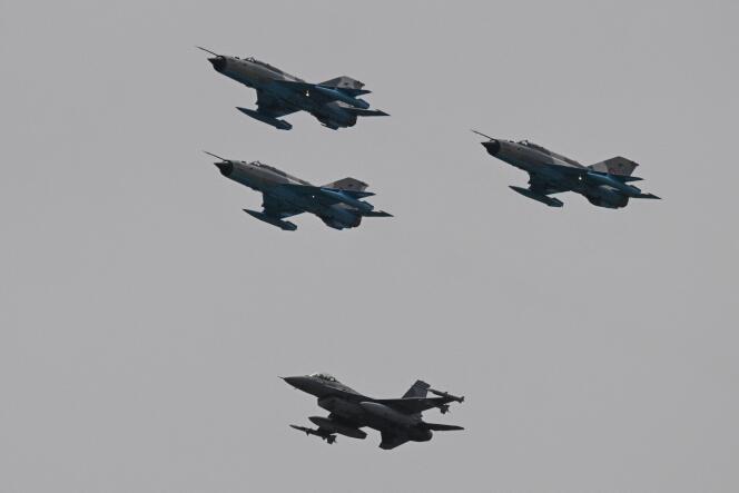 Un F-16 del ejército rumano tras tres MiG-21 el 15 de mayo de 2023 en Borcea (Rumania). 