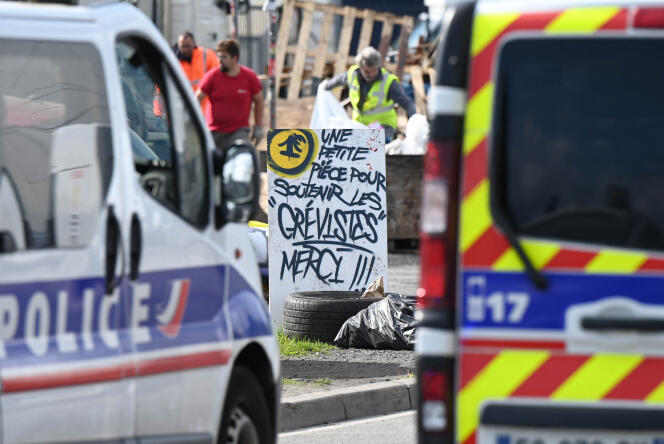 Empleados de Vertbaudet en Marquette-lez-Lille (Norte), durante la huelga, 16 de mayo de 2023.