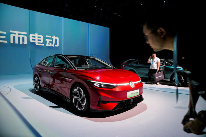 La berlina elettrica Volkswagen ID.7 presentata prima di Auto Shanghai (Cina), 17 aprile 2023.