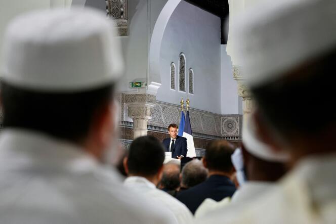 Emmanuel Macron lors d’une visite pour l’exposition commémorative du centenaire de la Grande Mosquée de Paris, à Paris, le 19 octobre 2022.