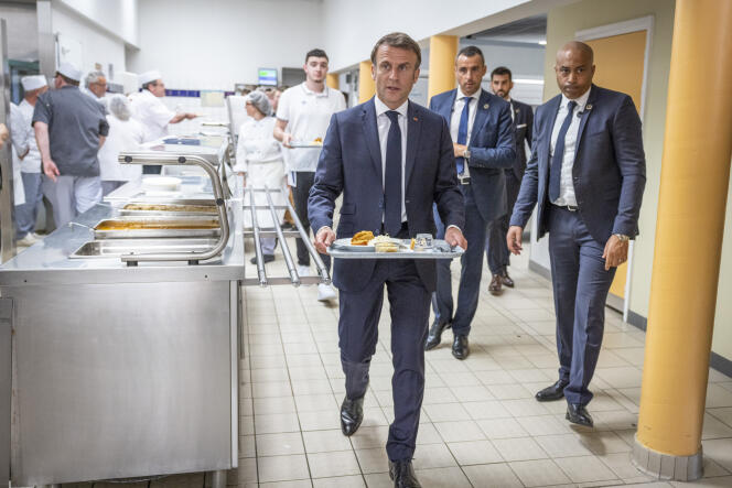 Emmanuel Macron déjeune à la cantine du lycée professionnel Bernard-Palissy à Saintes (Charente-Maritime), le 4 mai 2023.