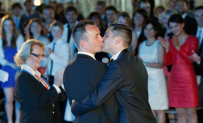 Vincent Autin et Bruno Boileau, lors de leur mariage civil à la mairie de Montpellier, le 29 mai 2013. Ils sont les premiers mariés après la « loi Taubira ».