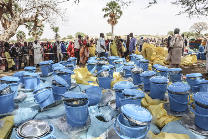 Des membres du Fonds des Nations unies pour l’enfance (Unicef) et de l’ONG Première urgence internationale préparent des kits d’aide pour les réfugiés soudanais originaires de la région de Tandelti qui sont passés au Tchad, à Koufroun, près d’Echbara, le 30 avril 2023.
