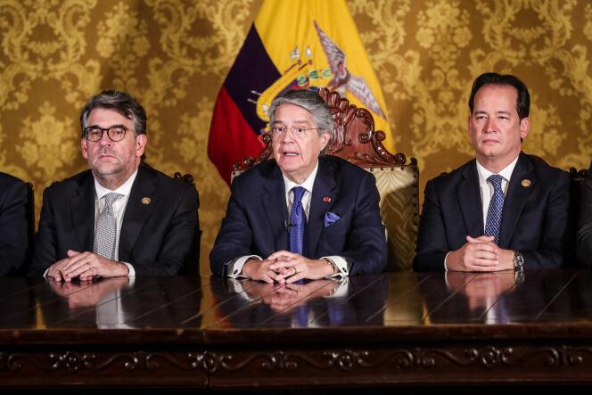 El presidente ecuatoriano Guillermo Lasso (centro) el 17 de mayo de 2023 en Quito.