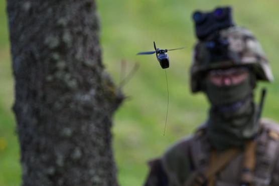 Un soldado del 1.er regimiento de artillería pilota un dron Black Hornet en Bourogne (Territorio de Belfort), el 20 de abril de 2023.