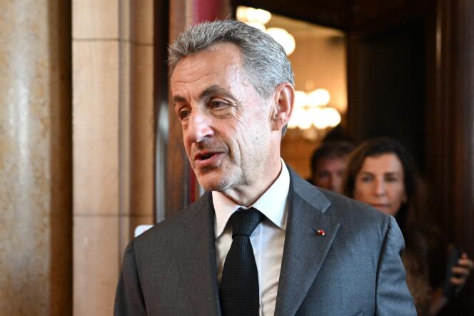 Nicolas Sarkozy quitte le palais de justice après le jugement de son procès en appel dans une affaire de corruption au palais de justice de Paris le 17 mai 2023.