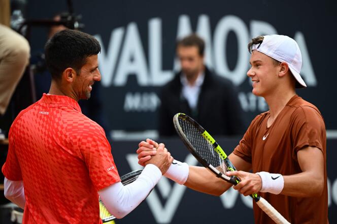 Holger Rune (à droite) et Novak Djokovic, à Rome, le 17 mai 2023. 