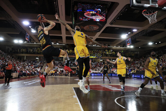 Guard Mike James during match 5 of the Euroleague quarter-finals against Maccabi Tel-Aviv, in Monaco, May 10, 2023.