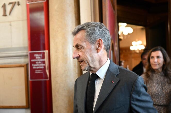 Nicolas Sarkozy abandona el Palacio de Justicia tras la sentencia de su juicio de apelación, en París, el 17 de mayo de 2023.  