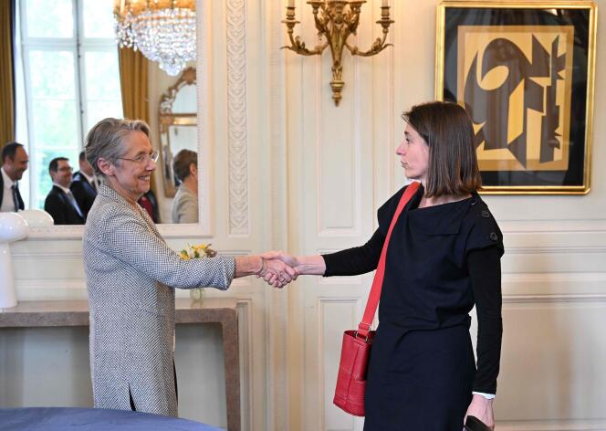 La primera ministra Elisabeth Borne y la secretaria general de la CGT, Sophie Binet (derecha) antes de su reunión en Matignon el 17 de mayo de 2023.