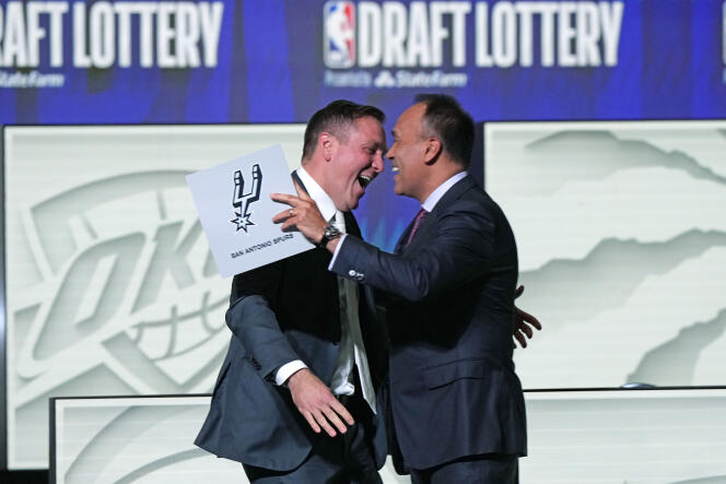 La joie du propriétaire des San Antonio Spurs, Peter Holt, après que son équipe a décroché le premier choix de la draft NBA, le 16 mai 2023, à Chicago.