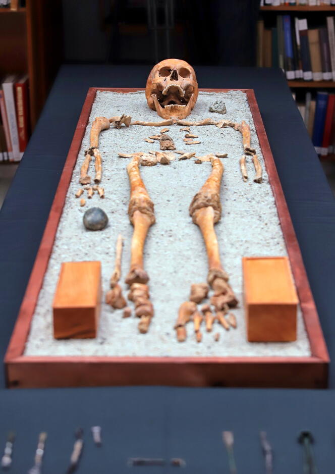 Le squelette du médecin romain antique, découvert en Hongrie en septembre 2022, lors de sa présentation au public, à Budapest, en avril 2023.