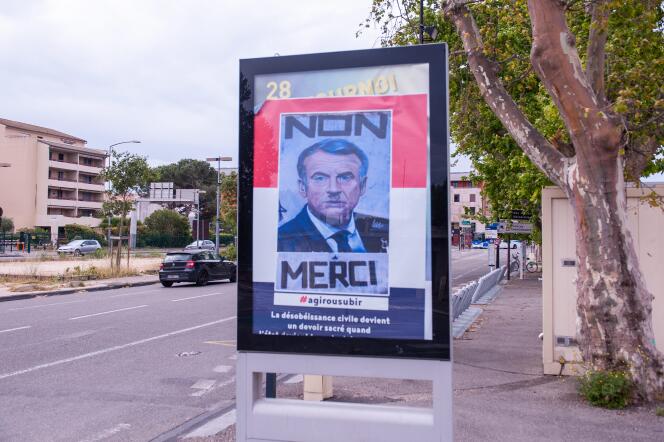 Uno de los carteles que representan a Emmanuel Macron disfrazado de Adolf Hitler, en Aviñón, el 18 de mayo de 2023.