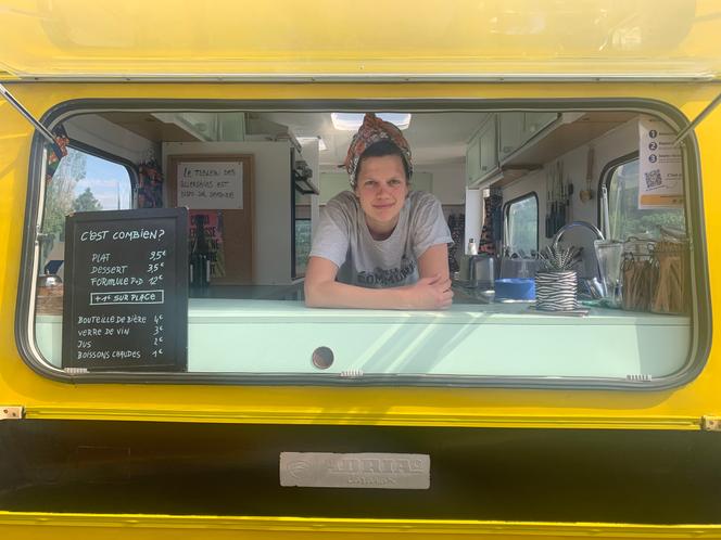 Pauline Potteeuw ha convertido una caravana de 10 metros en un camión de comida que puede acomodar hasta cuatro clientes a la vez. En Rezé (Loira Atlántico).