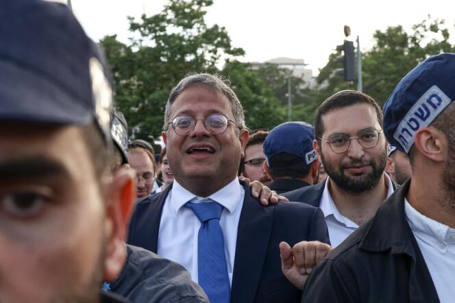 El ministro de Seguridad Nacional del gobierno israelí, Itamar Ben Gvir, escoltado por policías cerca de la Puerta de Damasco, Jerusalén, durante la 'Marcha de las Banderas' el 18 de mayo de 2023. La fecha, según el calendario judío, marca la 