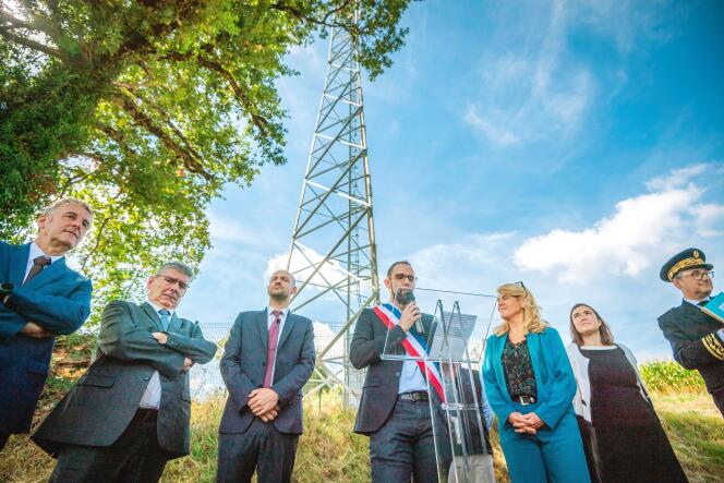 Jean-Noël Barrot (in the center), Minister Delegate in charge of the digital transition and telecommunications, inaugurates a 4G antenna in Arpajon-sur-Cère (Cantal), August 23, 2022.