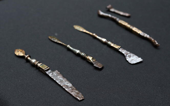 La panoplie d’instruments en argent retrouvés en Hongrie dans la tombe du médecin romain.