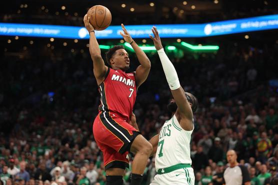 Kyle Lowry de Miami Heat se enfrenta a Jaylen Brown de Boston Celtics en el Juego 1 de las Finales de la Conferencia Este en Boston el miércoles 17 de mayo.
