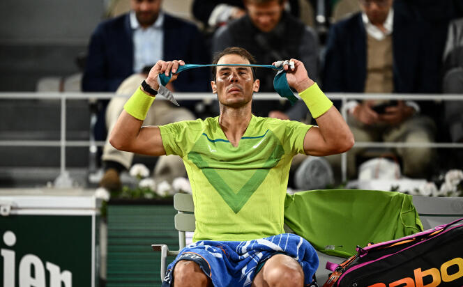 Rafael Nadal en la cancha Philippe-Chatrier, en Roland-Garros, durante los cuartos de final contra Novak Djokovic, el 31 de mayo de 2022. (Foto de Anne-Christine POUJOULAT/AFP)