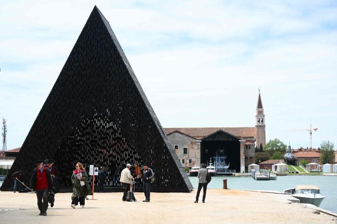 Des visiteurs passent devant l’installation « Kwaeε » par l’agence d’architectes Adjaye Associates,  le 18 mai 2023, lors de la 18e Biennale d’architecture de Venise.