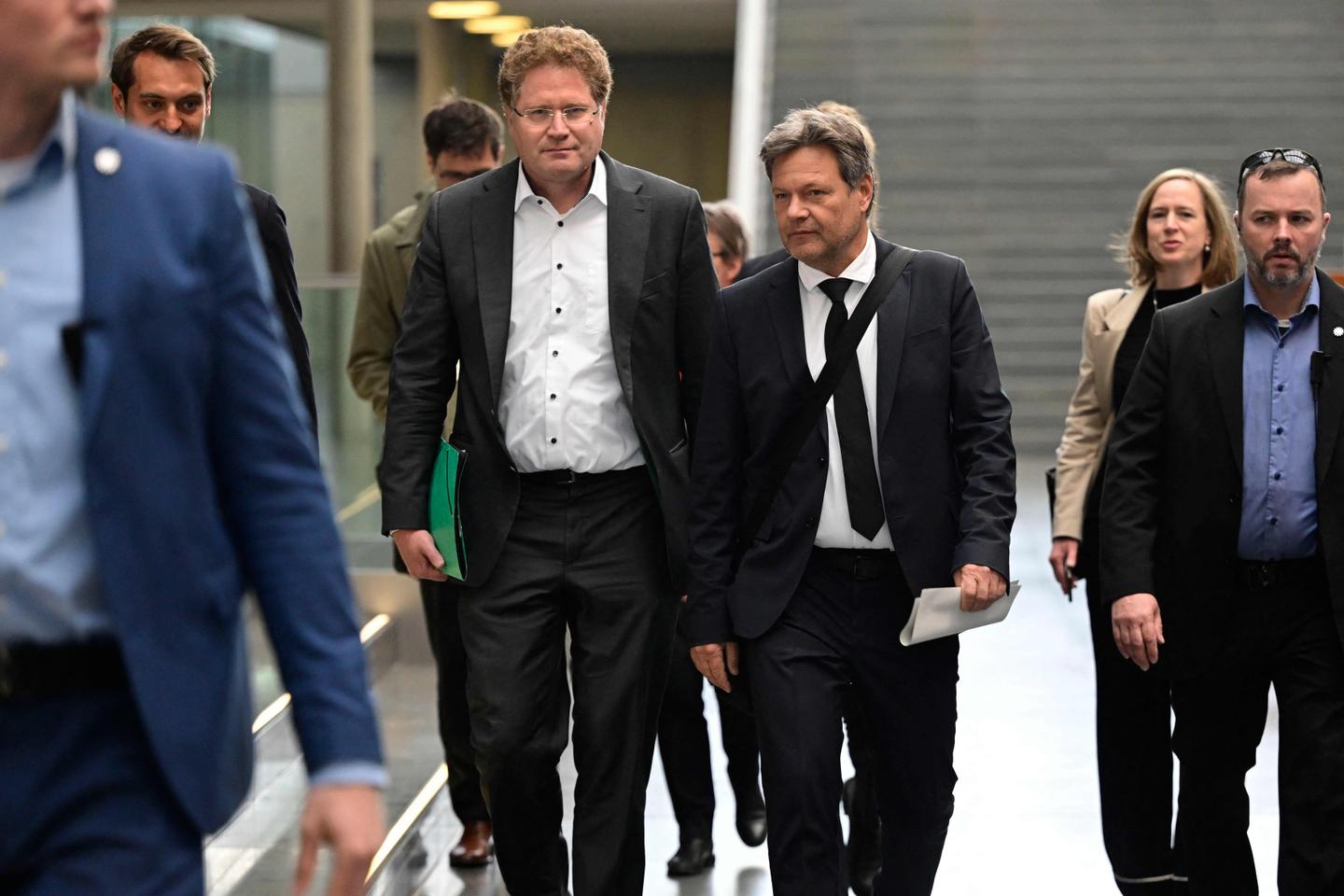 In Deutschland hat der erzwungene Rücktritt eines der Günstlingswirtschaft verdächtigten Außenministers die Grünen geschwächt