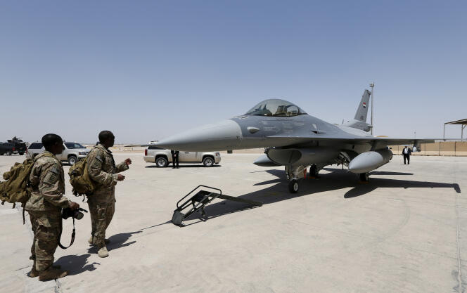 Un caza F-16, durante un acto oficial de recepción de cuatro aviones de este tipo procedentes de Estados Unidos, en una base militar de Balad (Irak), en julio de 2015. 