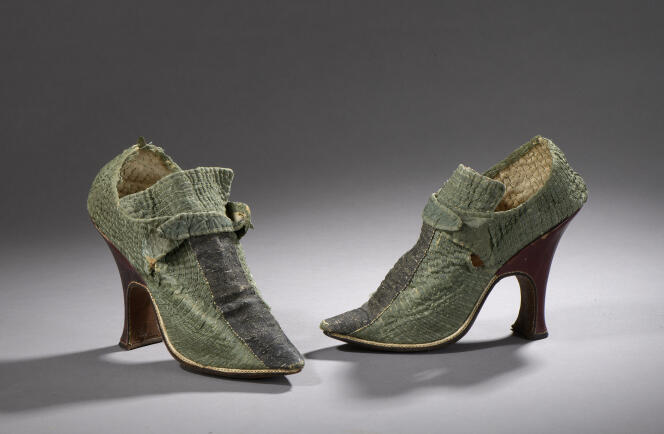 Par de zapatos de dama, hacia 1730. Tafetán, pedrería, madera, marruecos, cuero (Lyon, colección particular).