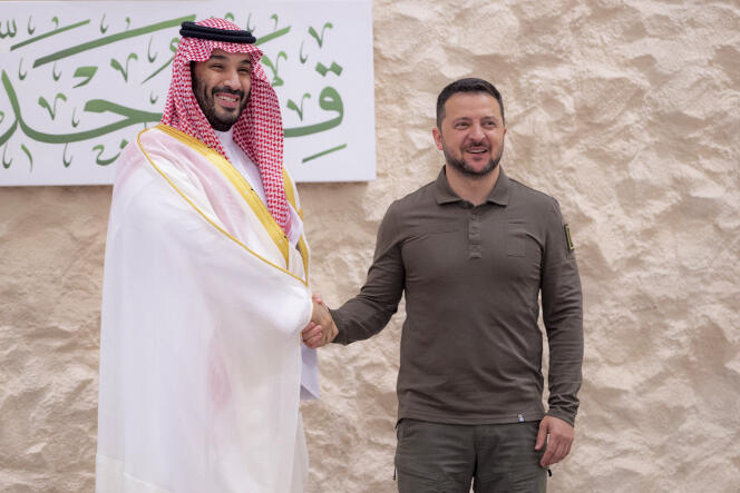 In questa foto diffusa dall'agenzia di stampa ufficiale saudita, il principe ereditario saudita Mohammed bin Salman incontra il presidente ucraino Volodymyr Zelensky in occasione del vertice della Lega Araba a Gedda (Arabia Saudita) il 19 maggio 2023. 