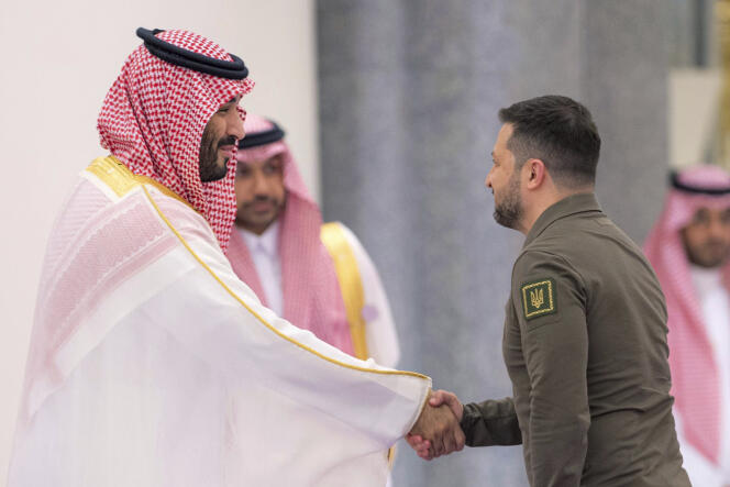 Mohammed Ben Salman et Volodymyr Zelensky lors du sommet arabe à Djedda, en Arabie saoudite, le 19 mai 2023.