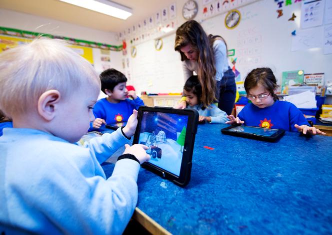 Des élèves de maternelle travaillent avec des tablettes, dans une école de Stockholm, le 3 mars 2014.