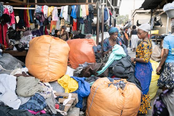 Des ballots de vêtements d’occasion non triés s’empilent en bordure du marché de Kantamanto, à Accra (Ghana), le 23 février 2023.
